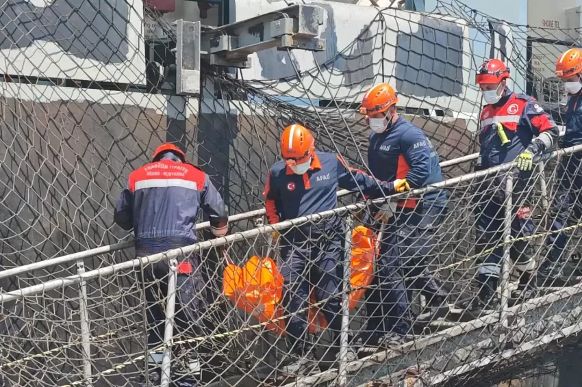 Trabzonda İHA saldırısı kurbanı denizci gemiden çıkarıldı