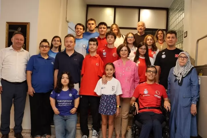 Eskişehirin Başkan Ünlüce, şampiyon sporcuları ağırladı