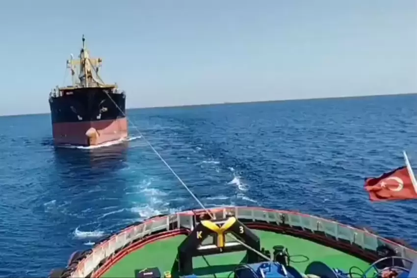 İstanbul Boğazı girişinde arızalanan kuru yük gemisi güvenli bölgeye çekildi