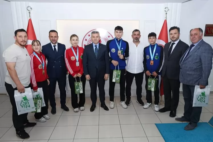 Türkiye şampiyonları Artvin Valisine konuk oldu
