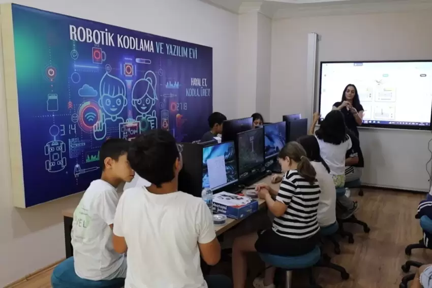Kocaeli İzmit Belediyesi Robotik Kodlama ve Yazılım Evinde eğitimler başladı