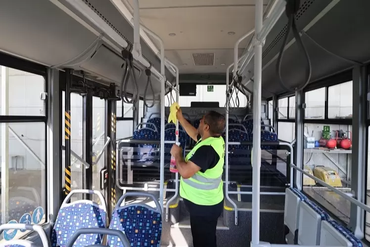 Hatay Büyükşehir toplu taşıma araçlarını temizliyor