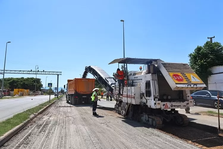 Antalya Rauf Denktaş ve Bülent Ecevit Bulvarlarında asfalt çalışması