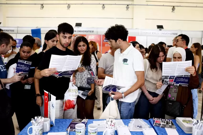 DEÜ İzmir Üniversite Tercih Fuarında boy gösterdi