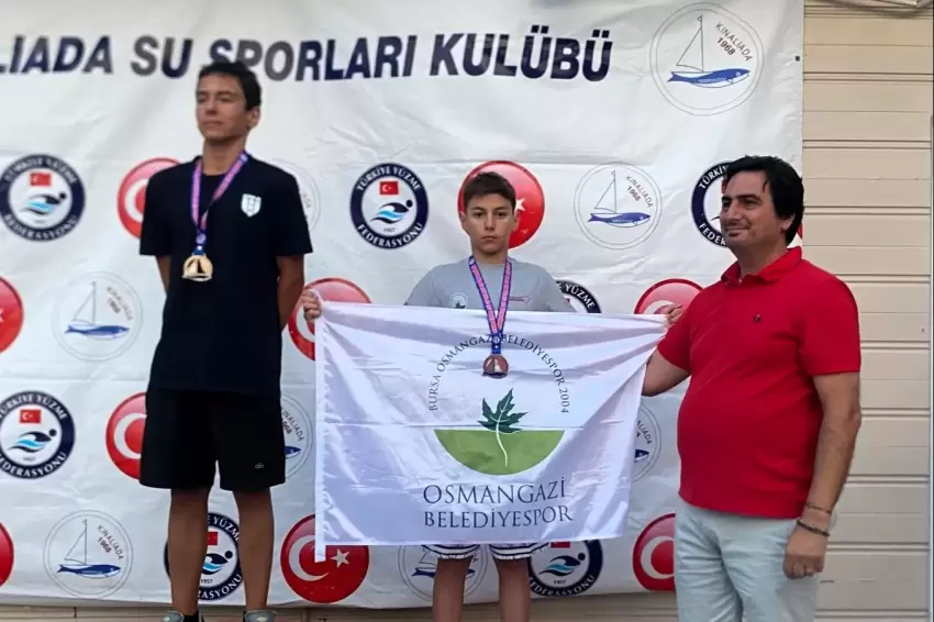 Osmangazinin genç yüzücüleri kürsüyü bırakmadı