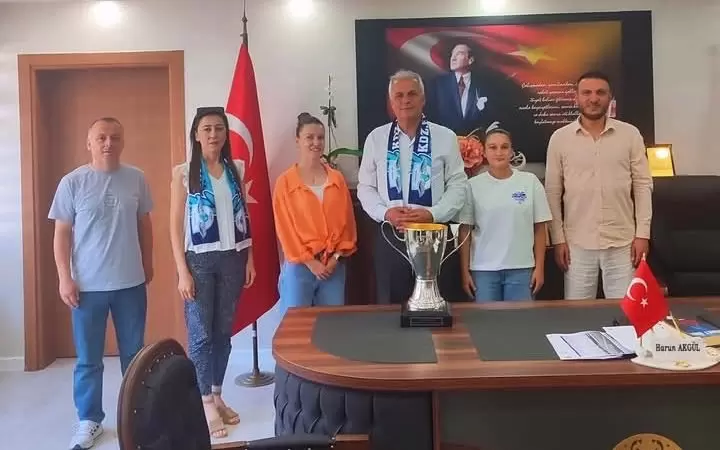 Ereğli Lisesi Kadın Futbol takımından Müdür Akgüle ziyaret
