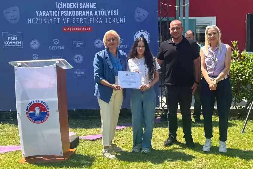 İstanbul Maltepede İçimdeki Sahne Atölyesi katılımcıları belgelerini aldı