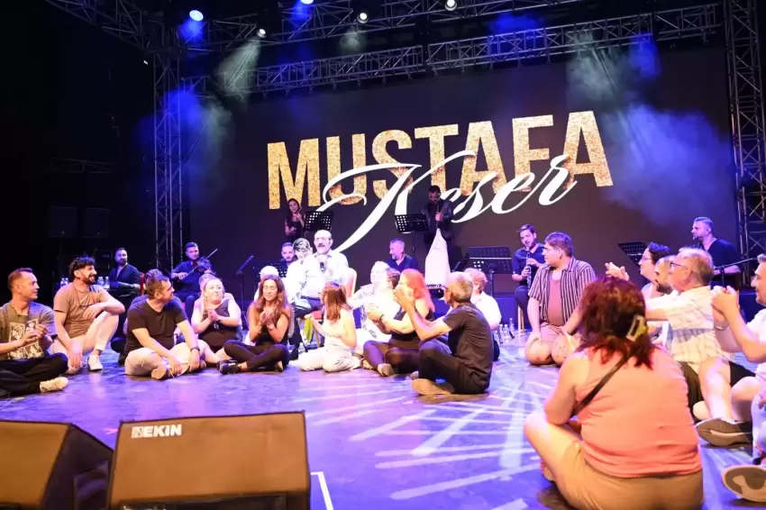 Mustafa Keserden müzik ve kahkaha dolu gece