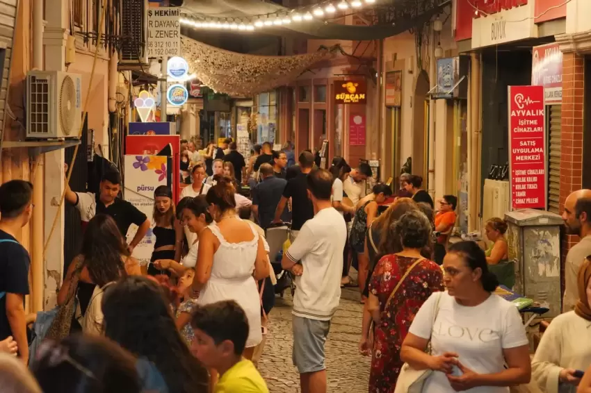 Ayvalıkta üretici ve el emeği pazarı renk katıyor