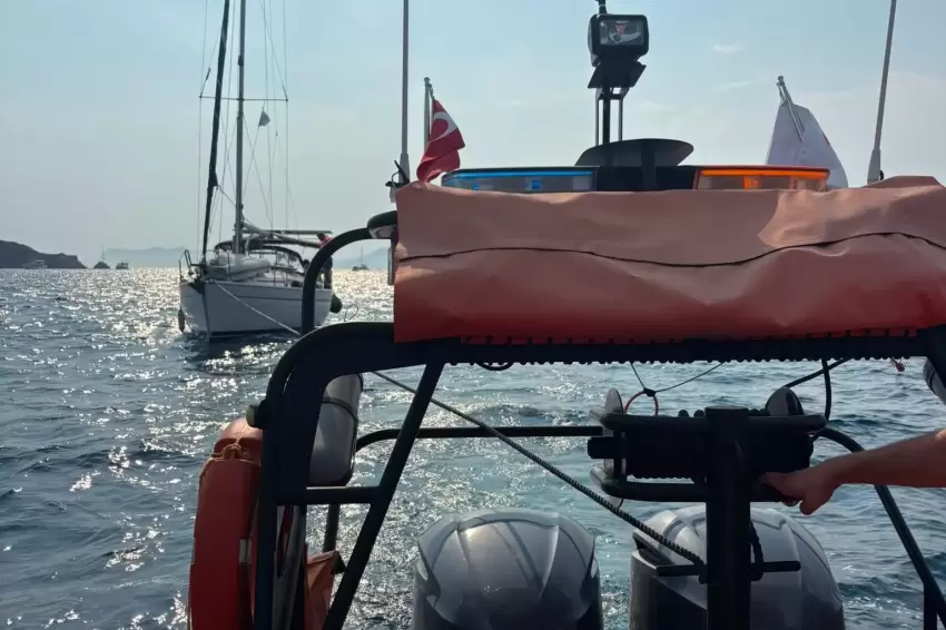 Fethiye açıklarında arızalanan tekne kurtarıldı