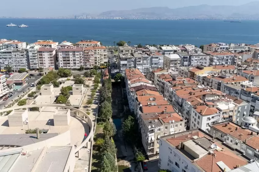 İzmir Körfezine açılan Poligon Deresinde dip temizliği