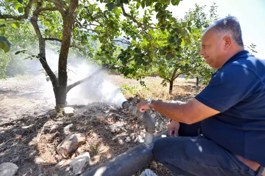 Mersinde Takanlıya sulama borusu desteği