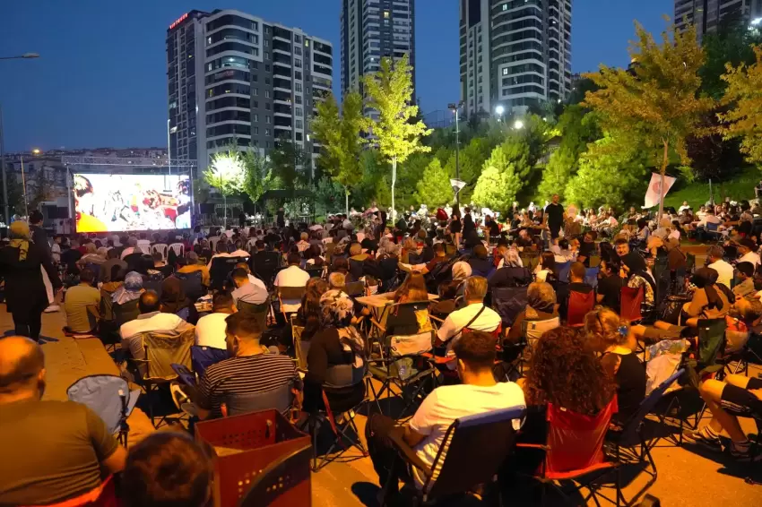 Ankara Keçiörende açık hava sinema keyfi