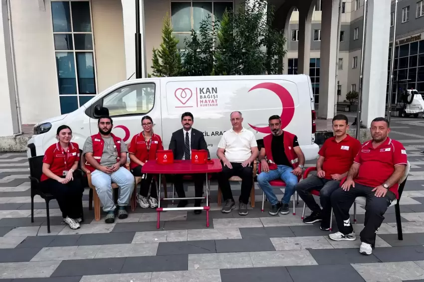 Hopa Kaymakamı Karakayadan kan bağışı aracına ziyaret