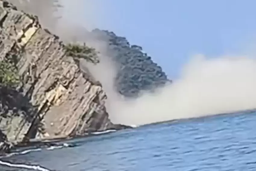 Tirilye Çamlık Tepesinde heyelan... Bölgede güvenlik önlemleri alındı