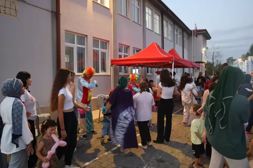 Mutluluk Tırı Sapancada çocukların yüzünü güldürdü