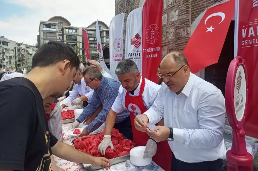 Bursa Emir Sultan Külliyesinde karpuz ikramı