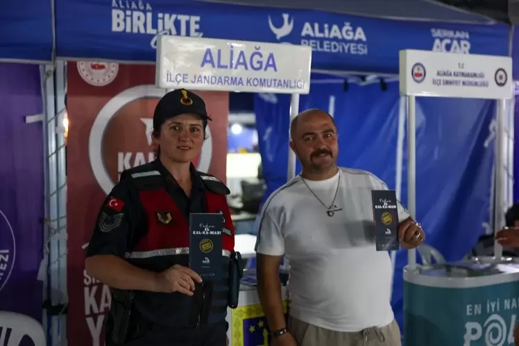 İzmir Aliağada bağımlılık ve aile farkındalığı için bilgilendirme standı