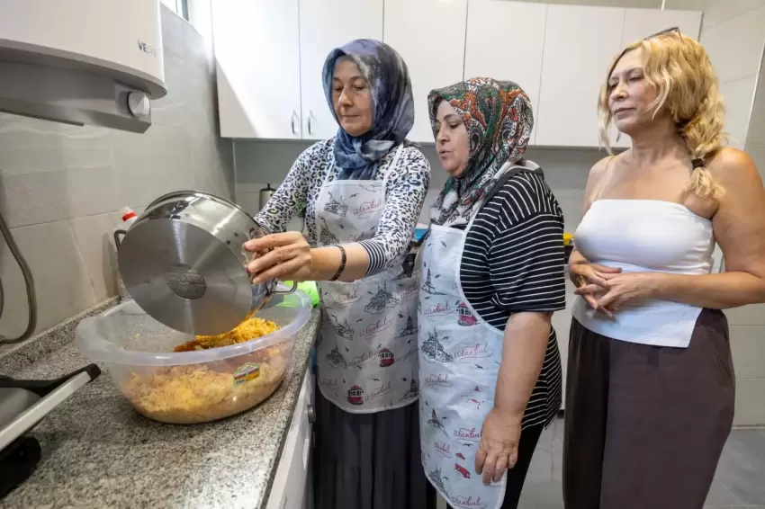İzmirde Dayanışma Mutfağı anneleri bir araya getiriyor