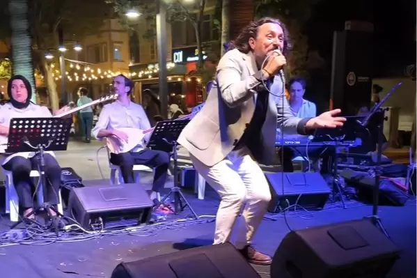Mudanyada deniz kıyısında müzik keyfi