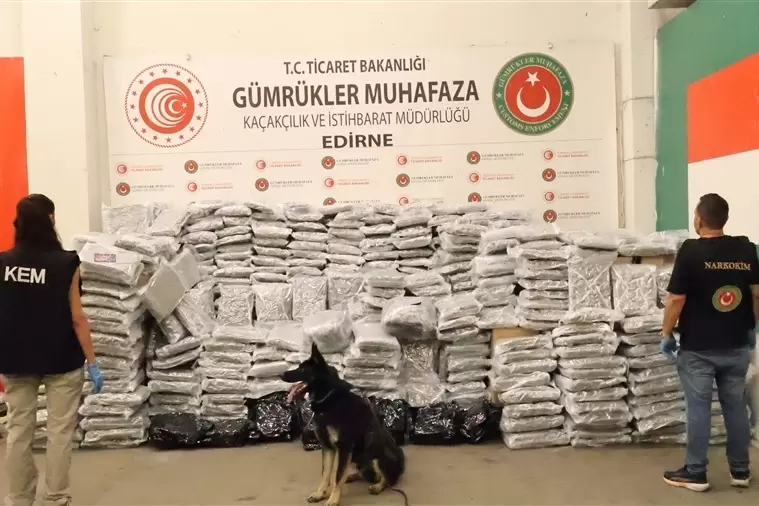 Zehir tacirlerine bir darbe daha Kapıkulede 810 kilogram esrar ele geçirildi