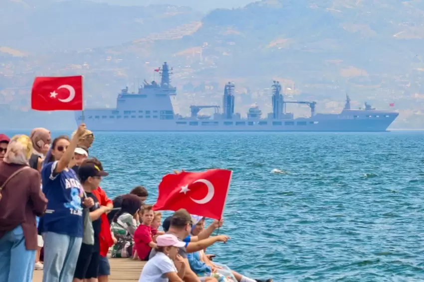 Mavi Vatan gururu Körfezi sardı... İzmit Körfezinde tarihi geçiş