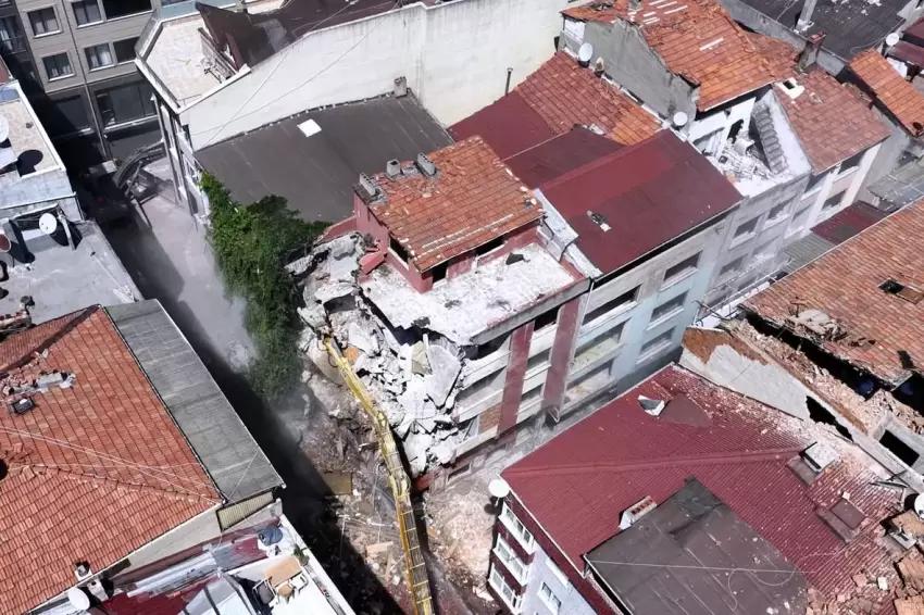 İstanbul Zeytinburnu sokakları yarısı bizden ile dönüşüyor