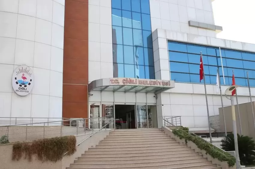 Çiğli Belediye Başkanı Yıldızın makam aracına silahlı saldırı