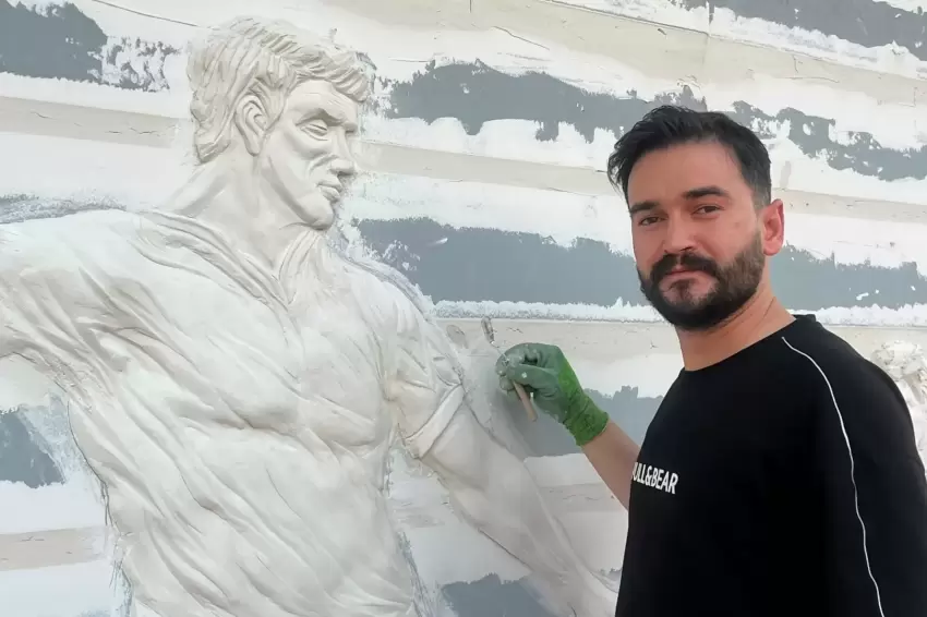 Heykel sanatçısı Berat Çelik sanatıyla değer katıyor