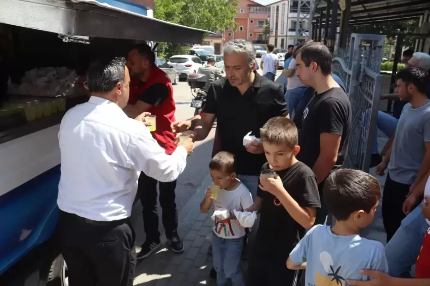 İzmit Belediyesi Cuma ikramlarına devam ediyor