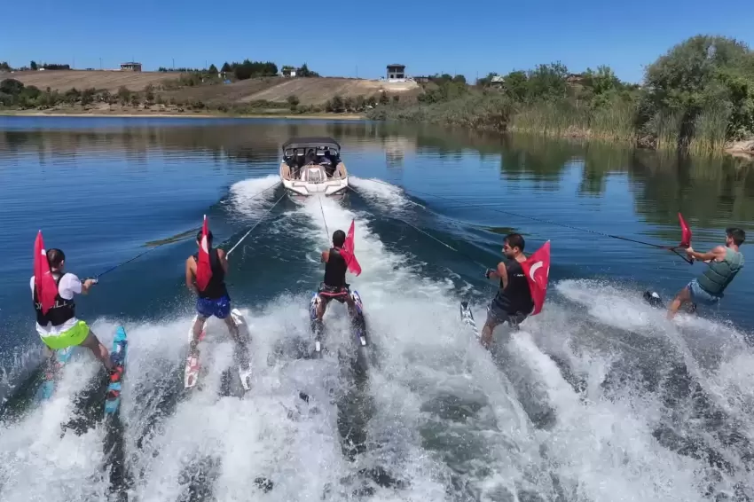 Kocaelide suda akrobasi şovu nefesleri kesti