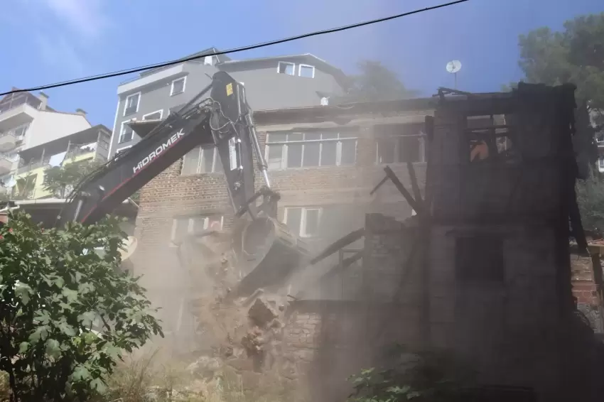 İzmitte tehlike arz eden metruk bina yıkıldı