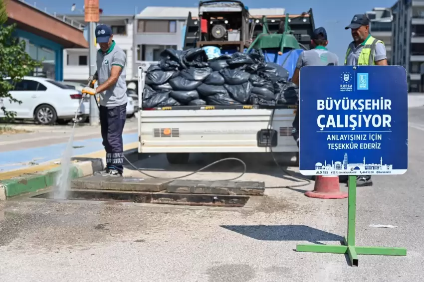 Bursa Büyükşehirden yağmur suyu ızgaralarında kapsamlı temizlik