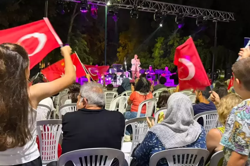 Bursa Kültürparkta zafer türküleri yankılandı
