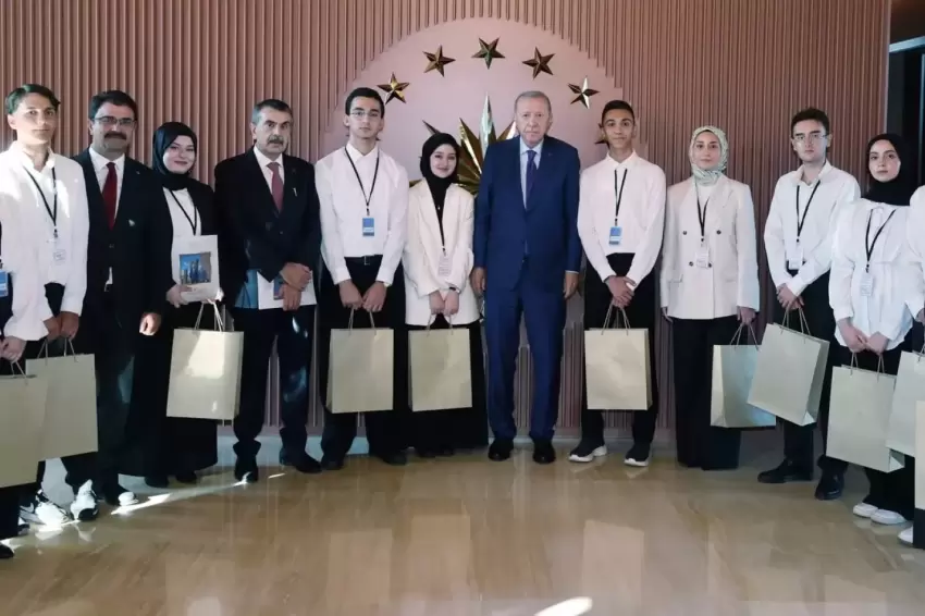 Cumhurbaşkanı Erdoğan Ahlatta öğrencileri kabul etti