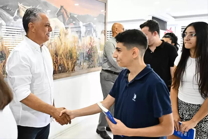 Antalya Muratpaşada başarılı öğrenciler hediye çekiyle ödüllendirildi