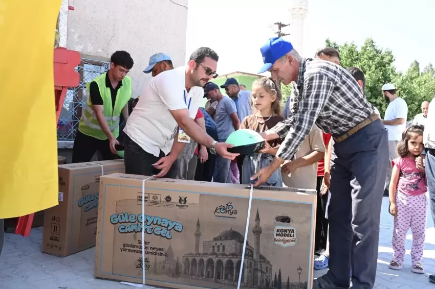 13 bin çocuğa güle oynaya bisiklet dağıtıldı