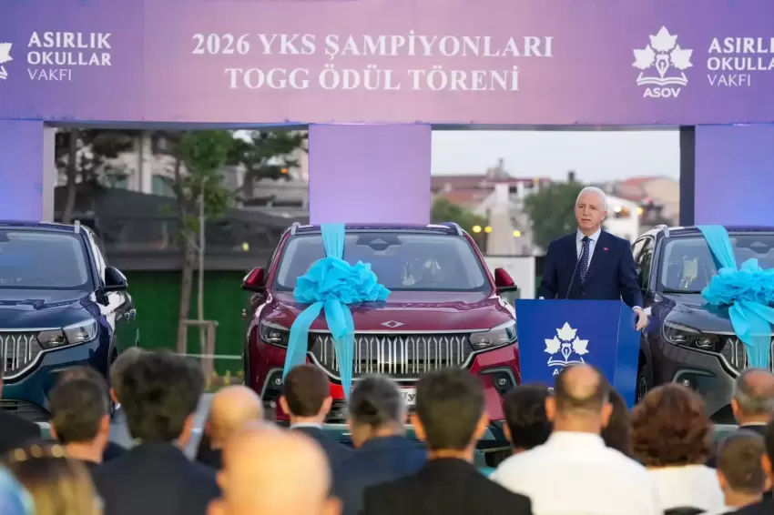 YKSde Türkiye birincisi olan 3 öğrenciye TOGG ödül