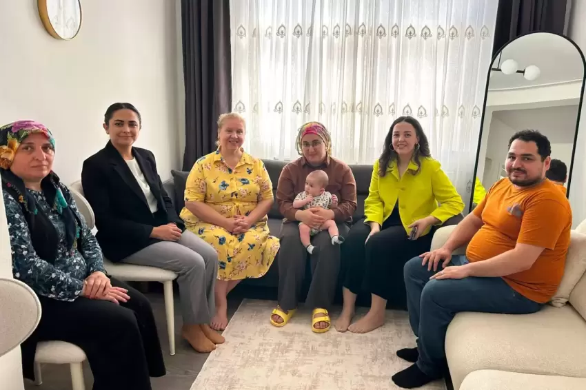 Artvinde projeyle yuva kuran ve çocuk sahibi olan ilk aileye ziyaret