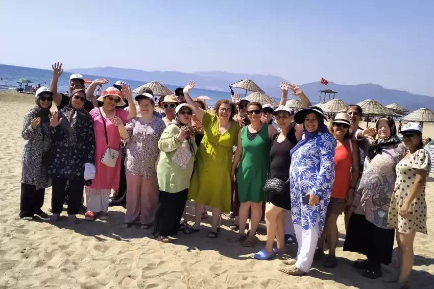 İzmir Karabağlarlı kadınlara Pamucakta deniz keyfi