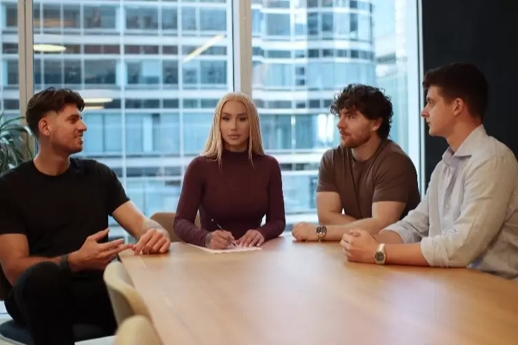 Iggy Azalea, 1,3 trilyon dolarlık içerik üreticisi ekonomisinin en hızlı büyüyen platformu Fanvuenun arkasındaki yapay zekâ şirketi SHIFTe yat
