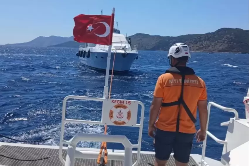 Fethiye açıklarında arızalanan tekne kurtarıldı