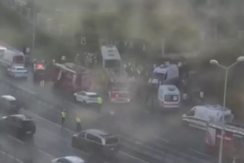 İETT otobüsü duvara çarptı 2 ölü, 16 yaralı
