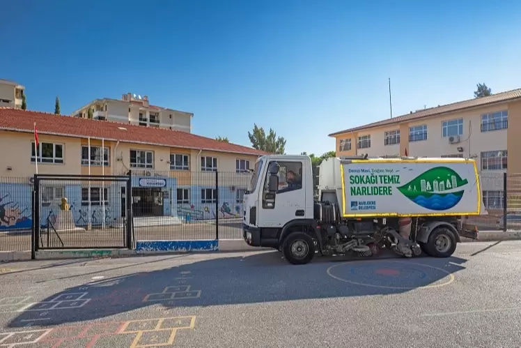 İzmir Narlıderede okul bahçelerine temizlik