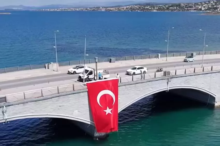 Ayvalık kırmızı beyaza büründü