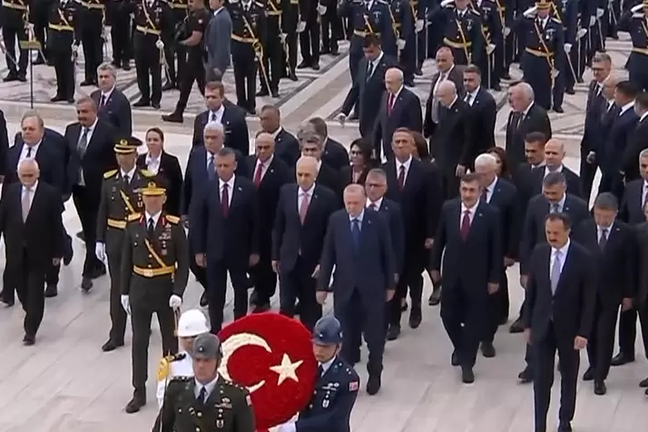 Büyük Zaferin 104. yıl dönümünde devlet erkanı Anıtkabirde