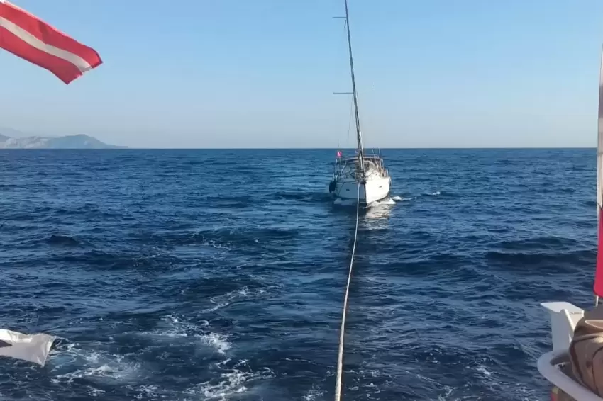Fethiye açıklarında sürüklenen teknedeki 5 kişi kurtarıldı