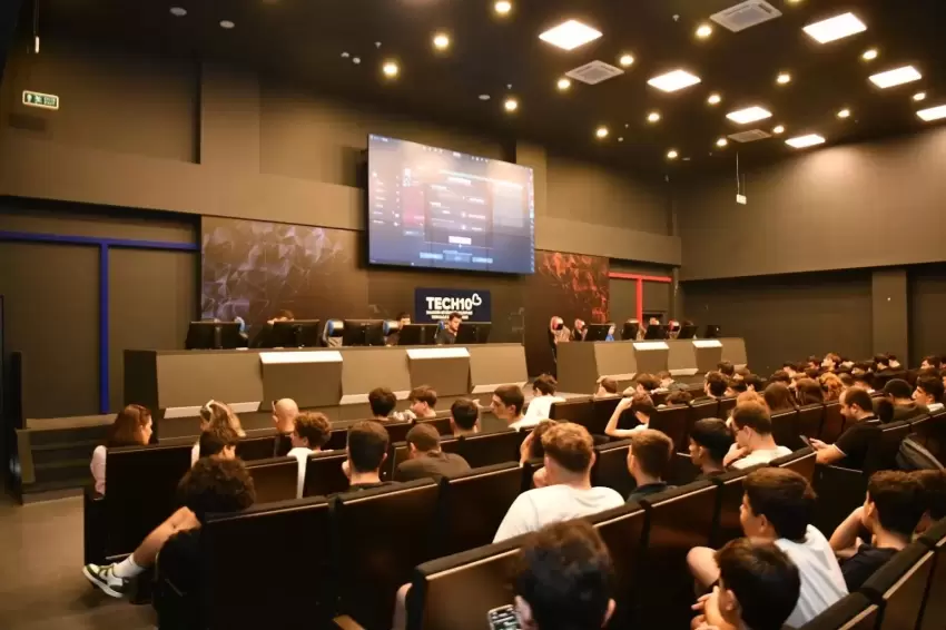 Balıkesirde 30 Ağustos E-Spor Turnuvası yoğun ilgi gördü