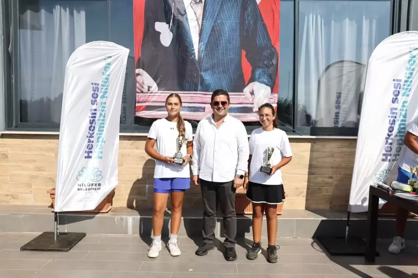 Bursa Nilüferde Zafer coşkusu kortlara taşındı