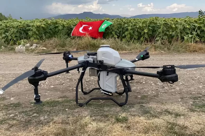 Ağrıda tarımsal ilaçlamada teknoloji dönemi... Zirai drone sahaya indi